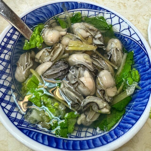 Oyster soup, one of the famous dishes in Taipei night markets.
#oyster #oystersoup #taipeifood #exploretaipei #visittaiwan #wanderer #foodguide #travelphotography